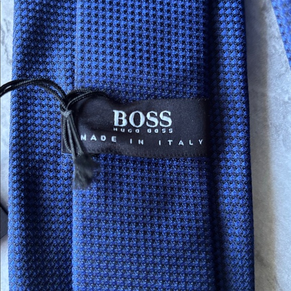 NWT BOSS HUGO BOSS mens neck tie in open blue subtle pattern silk - Picture 3 of 6